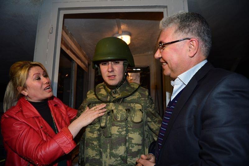 Mehmetçik Suriye sınırında yılbaşını kutladı