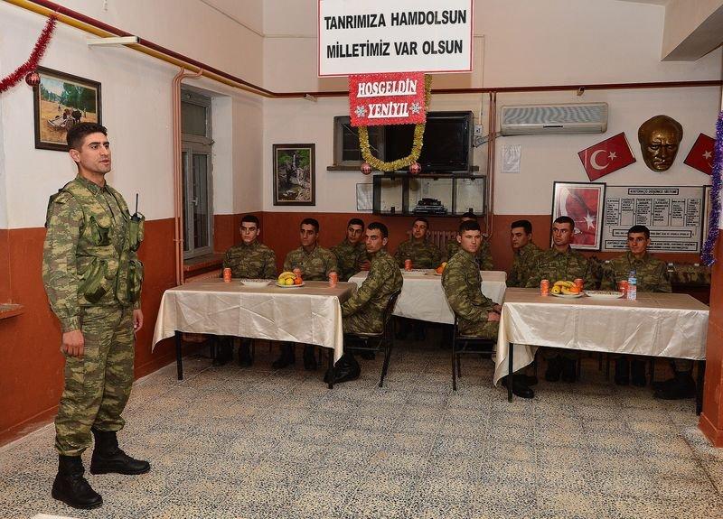 Mehmetçik Suriye sınırında yılbaşını kutladı