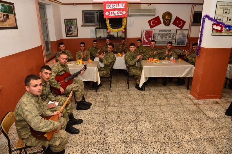 Mehmetçik Suriye sınırında yılbaşını kutladı