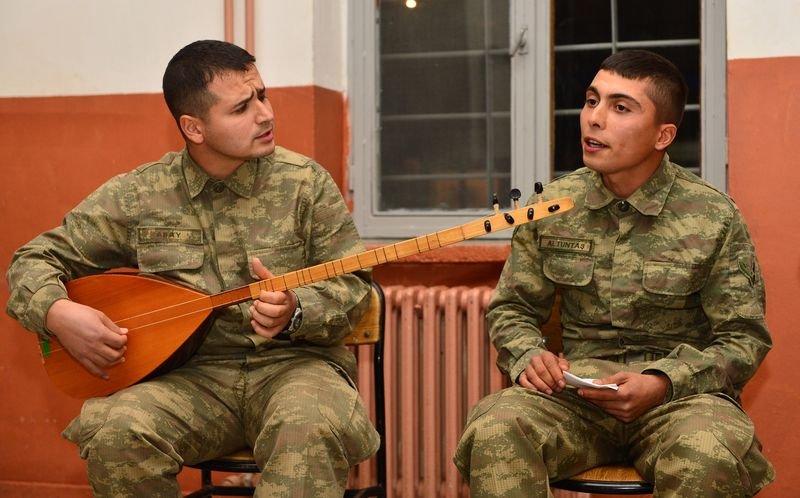 Mehmetçik Suriye sınırında yılbaşını kutladı