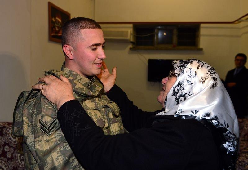 Mehmetçik Suriye sınırında yılbaşını kutladı