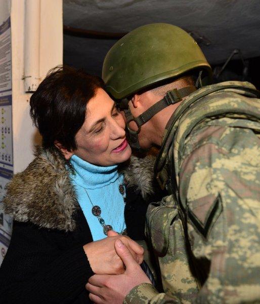 Mehmetçik Suriye sınırında yılbaşını kutladı