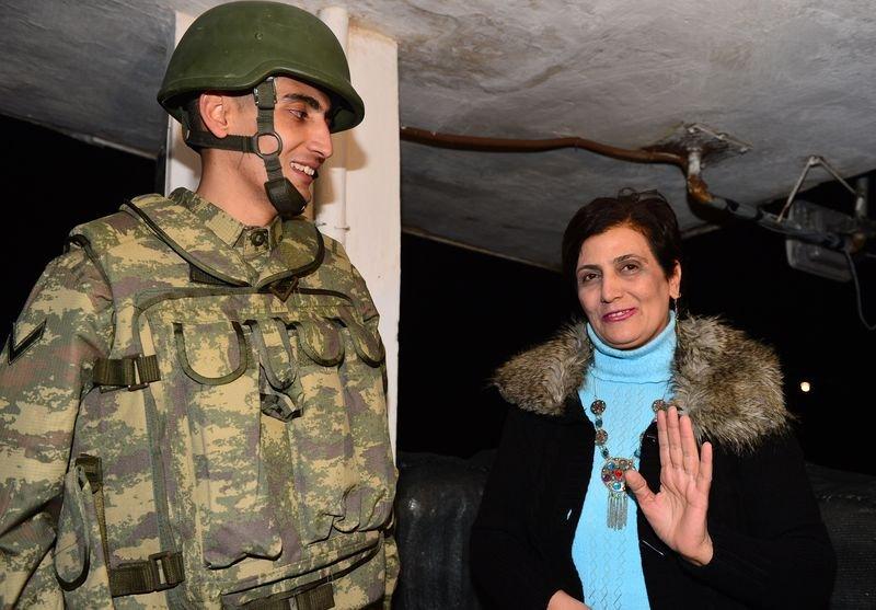 Mehmetçik Suriye sınırında yılbaşını kutladı