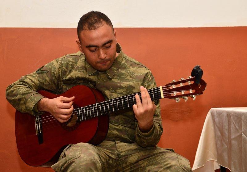 Mehmetçik Suriye sınırında yılbaşını kutladı