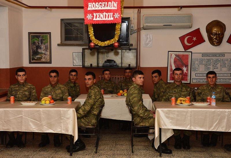 Mehmetçik Suriye sınırında yılbaşını kutladı