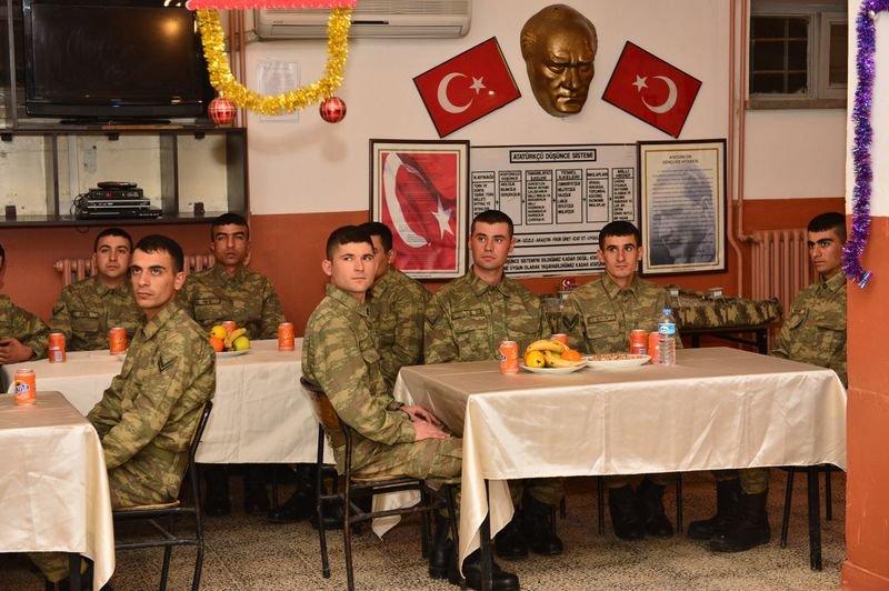 Mehmetçik Suriye sınırında yılbaşını kutladı