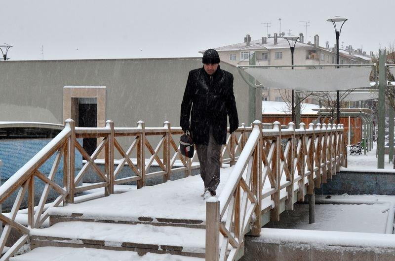 Ankara güne karla uyandı