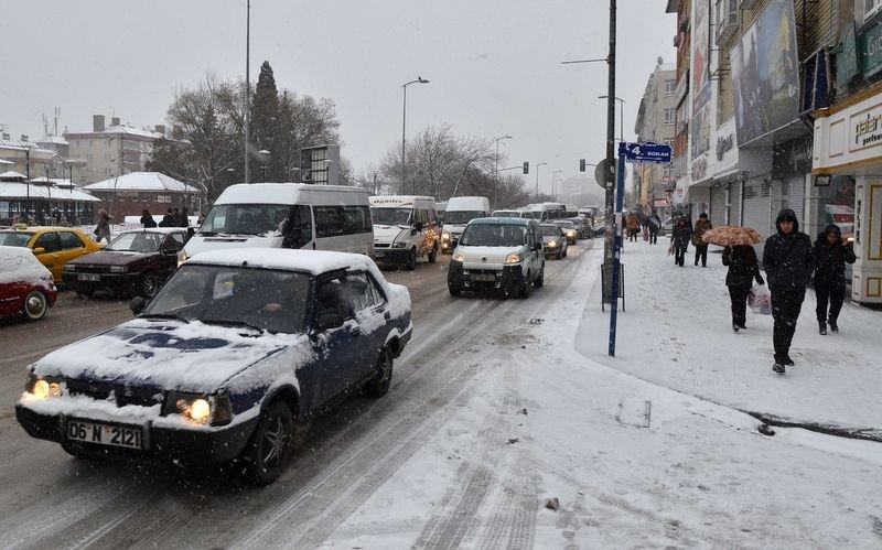 Ankara güne karla uyandı