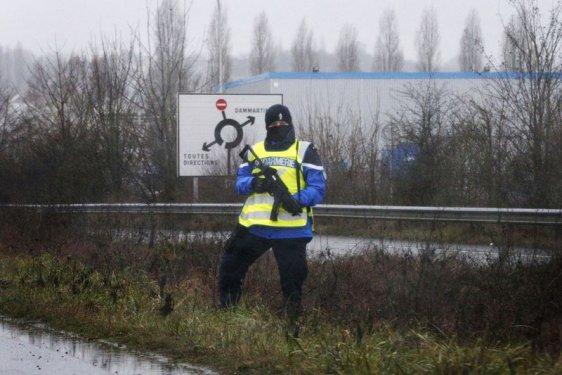 Charlie Hebdo zanlıları ile polis arasında kovalamaca