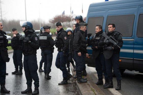 Charlie Hebdo zanlıları ile polis arasında kovalamaca