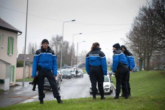 Charlie Hebdo zanlıları ile polis arasında kovalamaca