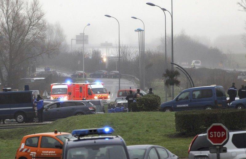 Charlie Hebdo zanlıları ile polis arasında kovalamaca