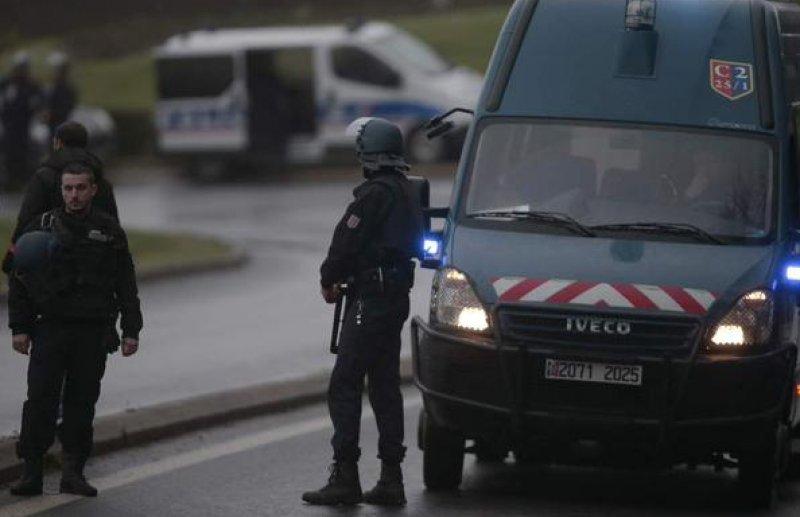 Charlie Hebdo zanlıları ile polis arasında kovalamaca