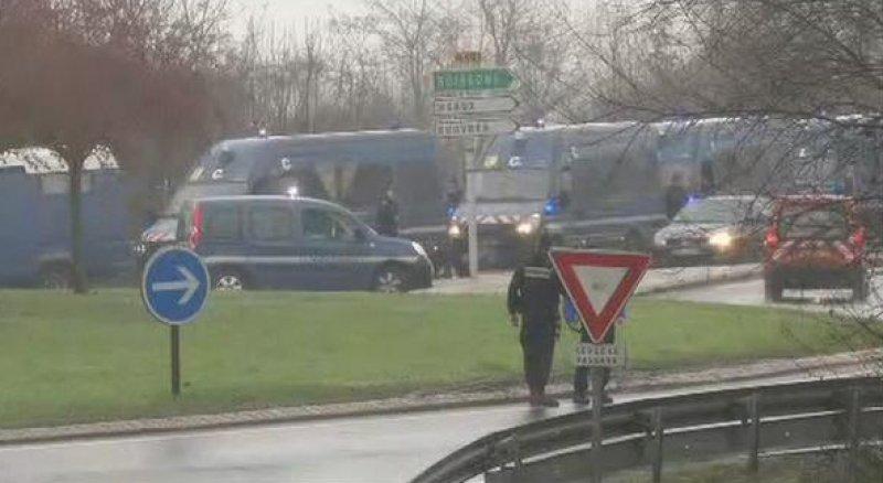 Charlie Hebdo zanlıları ile polis arasında kovalamaca