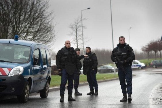 Charlie Hebdo zanlıları ile polis arasında kovalamaca