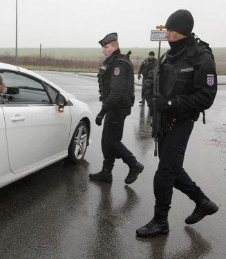 Charlie Hebdo zanlıları ile polis arasında kovalamaca
