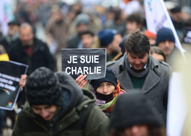 Paris'te binlerce kişi teröre karşı toplandı