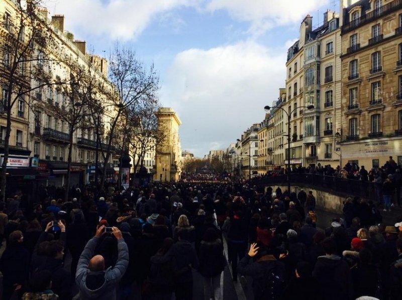 Paris'te binlerce kişi teröre karşı toplandı