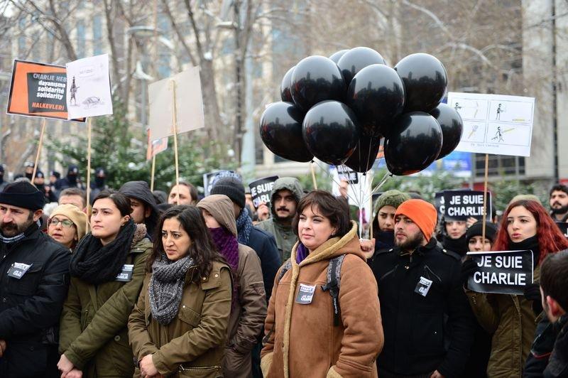 Paris'te binlerce kişi teröre karşı toplandı