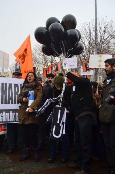 Paris'te binlerce kişi teröre karşı toplandı