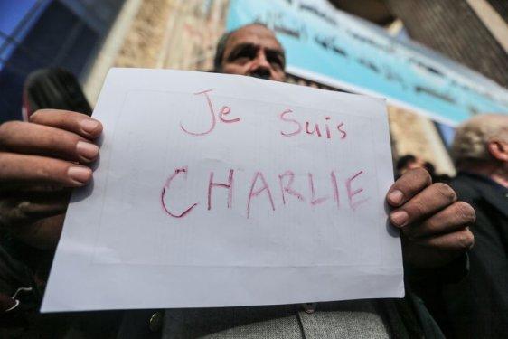 Paris'te binlerce kişi teröre karşı toplandı