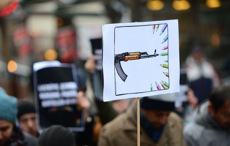 Paris'te binlerce kişi teröre karşı toplandı