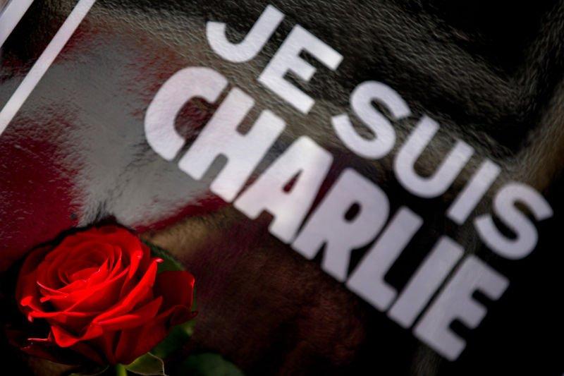 Paris'te binlerce kişi teröre karşı toplandı