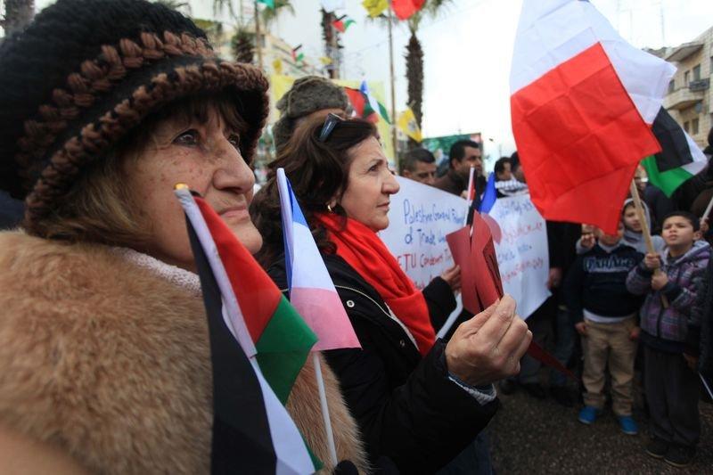 Paris'te binlerce kişi teröre karşı toplandı