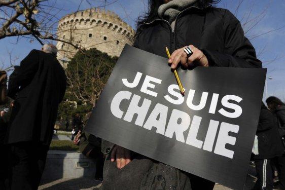 Paris'te binlerce kişi teröre karşı toplandı