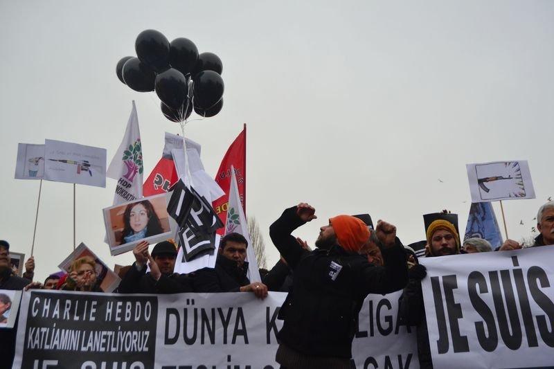 Paris'te binlerce kişi teröre karşı toplandı