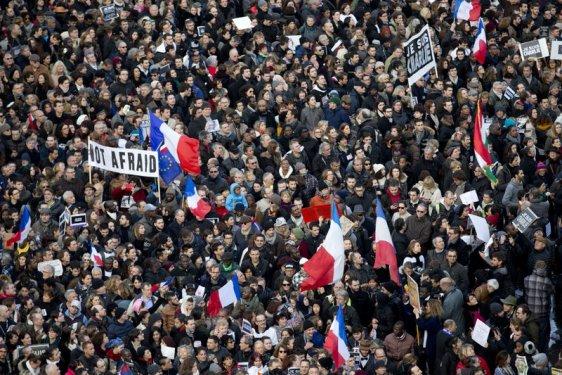 Paris'te binlerce kişi teröre karşı toplandı