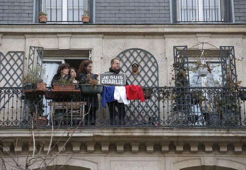 Paris'te binlerce kişi teröre karşı toplandı
