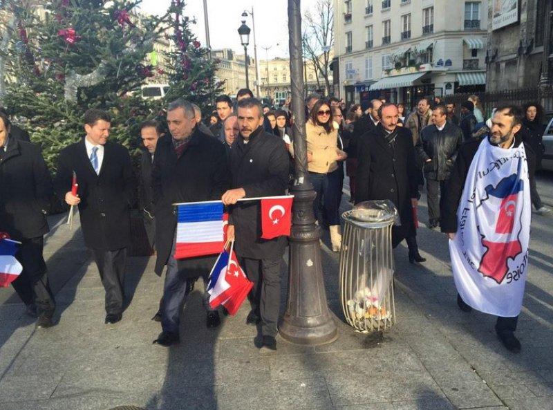 Paris'te binlerce kişi teröre karşı toplandı