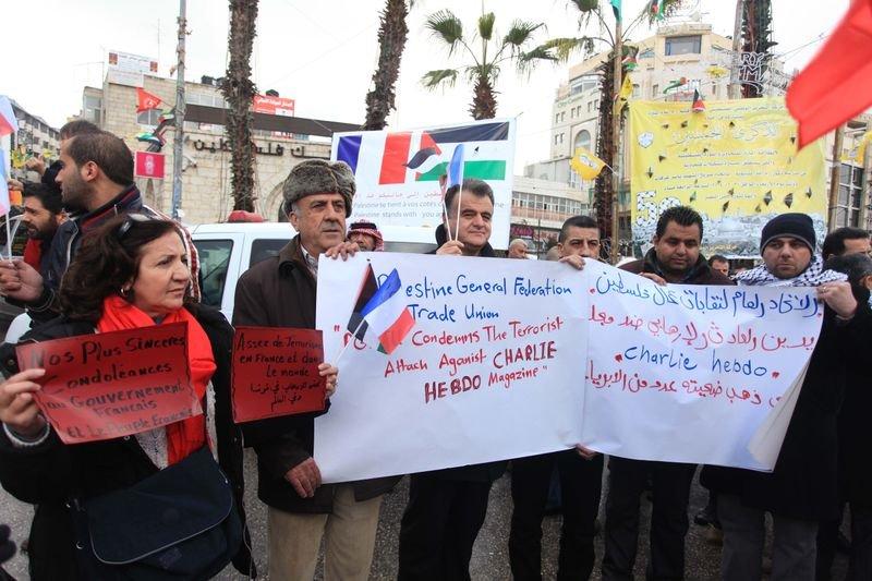 Paris'te binlerce kişi teröre karşı toplandı