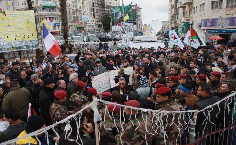Paris'te binlerce kişi teröre karşı toplandı