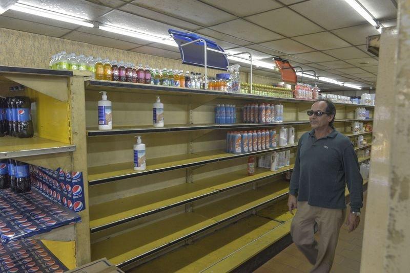 Venezuela'da market rafları boş kaldı