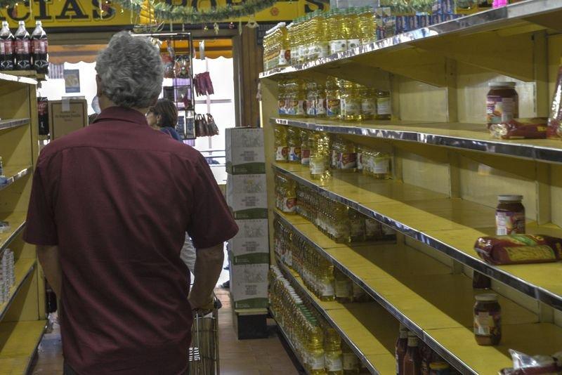 Venezuela'da market rafları boş kaldı