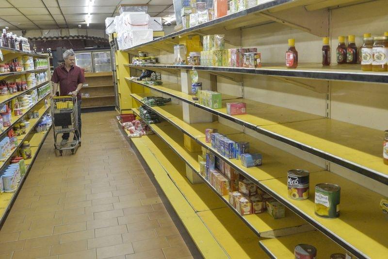 Venezuela'da market rafları boş kaldı