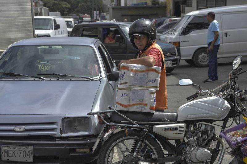 Venezuela'da market rafları boş kaldı