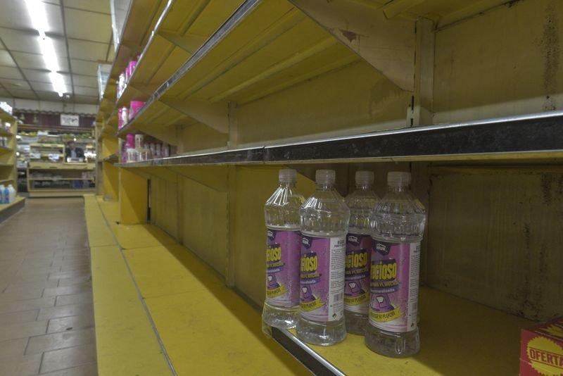 Venezuela'da market rafları boş kaldı