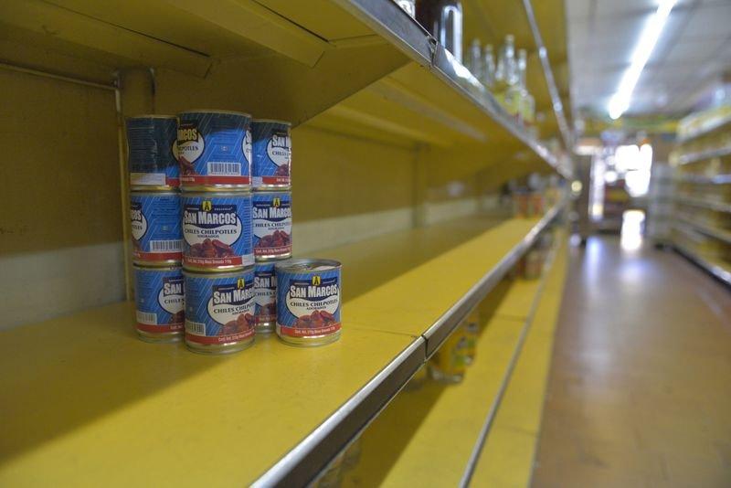 Venezuela'da market rafları boş kaldı