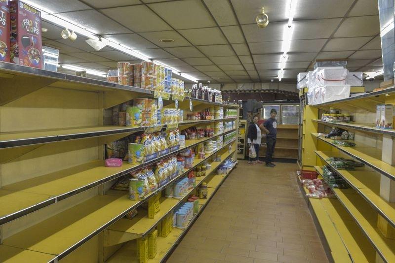Venezuela'da market rafları boş kaldı