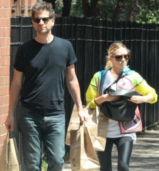 Aşkın yaşı yoktur dedirten ünlü çiftler 