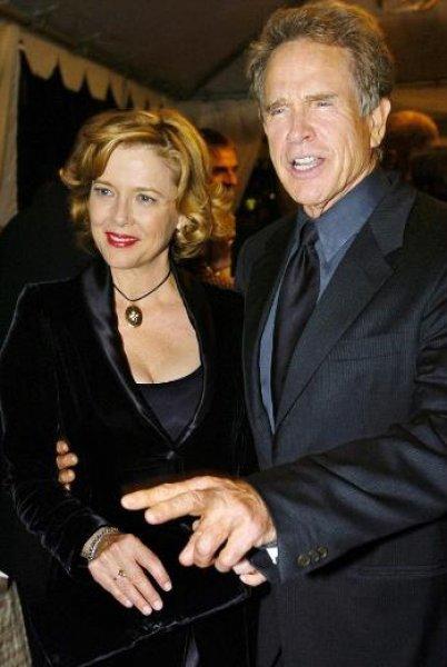 Aşkın yaşı yoktur dedirten ünlü çiftler 