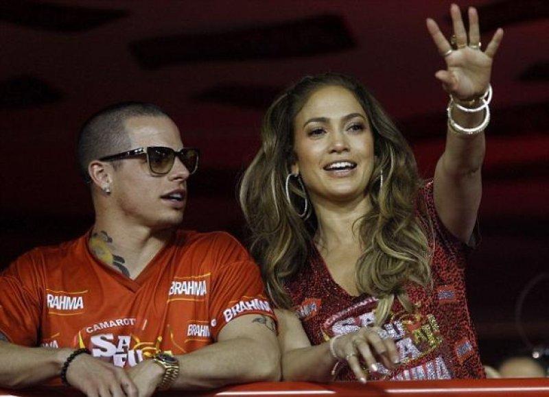 Aşkın yaşı yoktur dedirten ünlü çiftler 