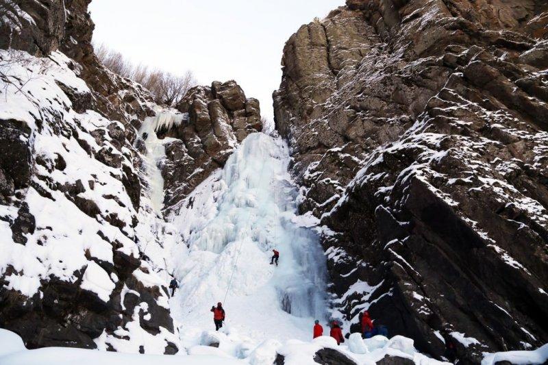 Erzurum'da Türkiye'nin en uzun buz şelalesi keşfedildi
