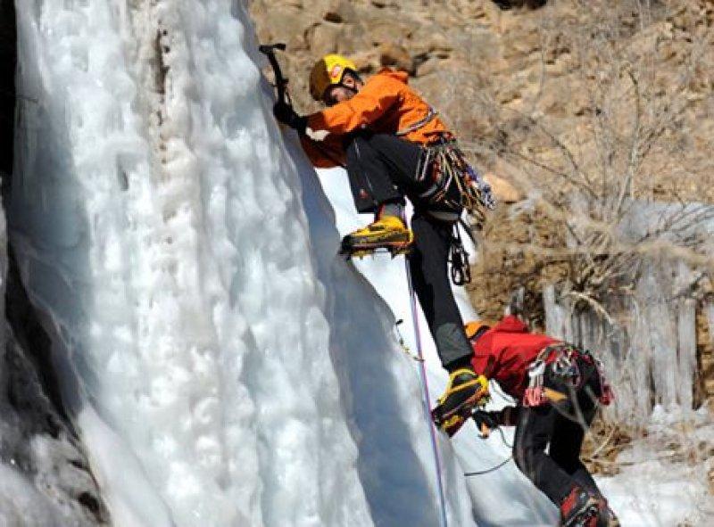 Erzurum'da Türkiye'nin en uzun buz şelalesi keşfedildi