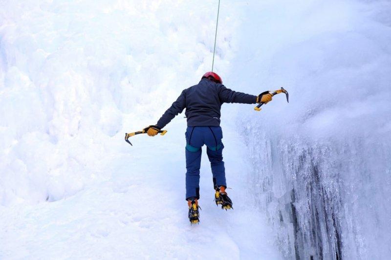 Erzurum'da Türkiye'nin en uzun buz şelalesi keşfedildi