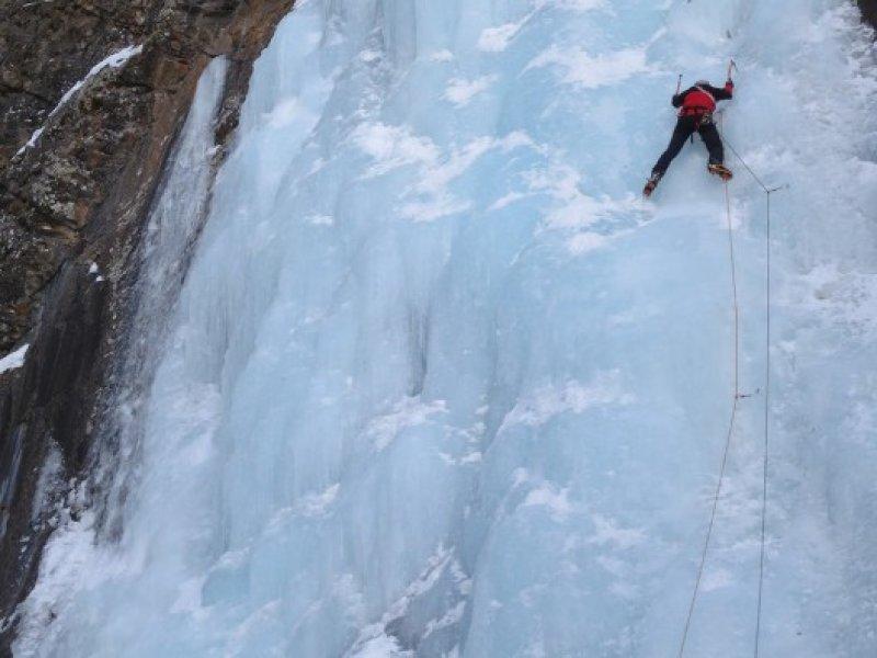 Erzurum'da Türkiye'nin en uzun buz şelalesi keşfedildi