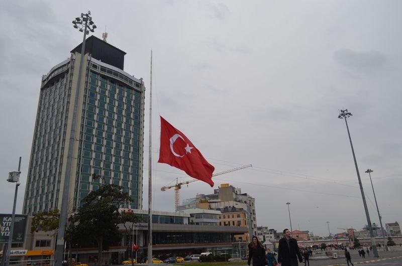 Kral Abdullah için bayraklar yarıya indirildi